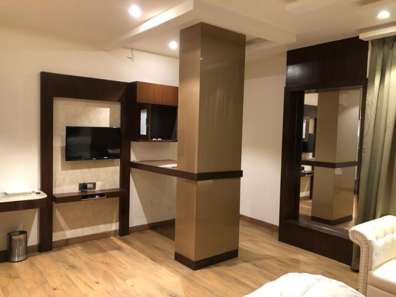 Hotel Prince Viraj Jabalpur Buitenkant foto